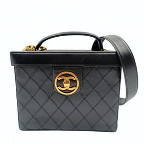 CHANEL Quilted trousse bag in black leather and gold chain