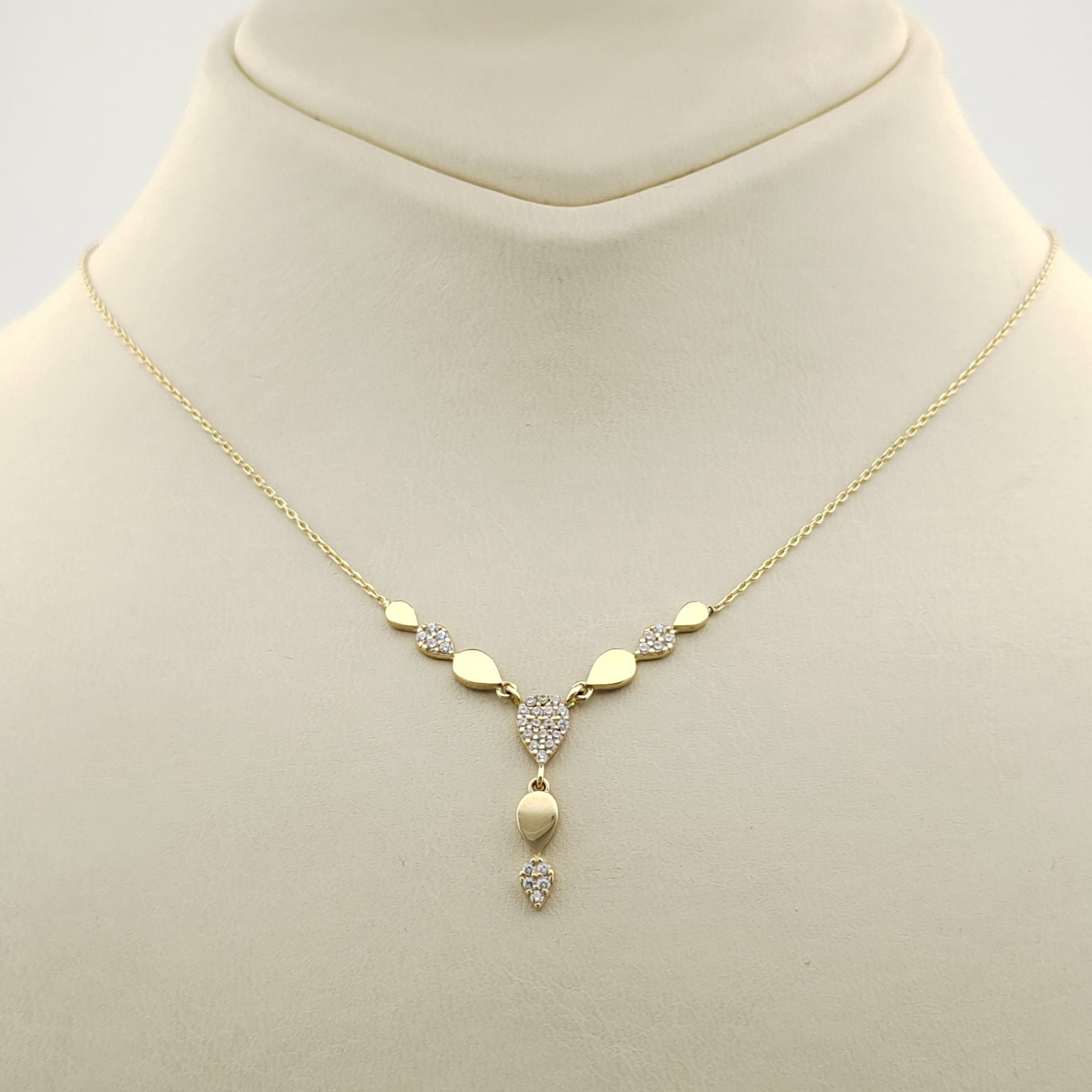 14K 585 Yellow Gold Drop Ladies Necklace with Zircon: Title: 14K 585 Yellow Gold Drop Ladies Necklace with Zircon Description: 14K 585 Yellow Gold Drop Ladies Necklace with Zircon Condition:New -Weight:2.17g -Chain Size Adjustable Between:17.9 - 19 inch