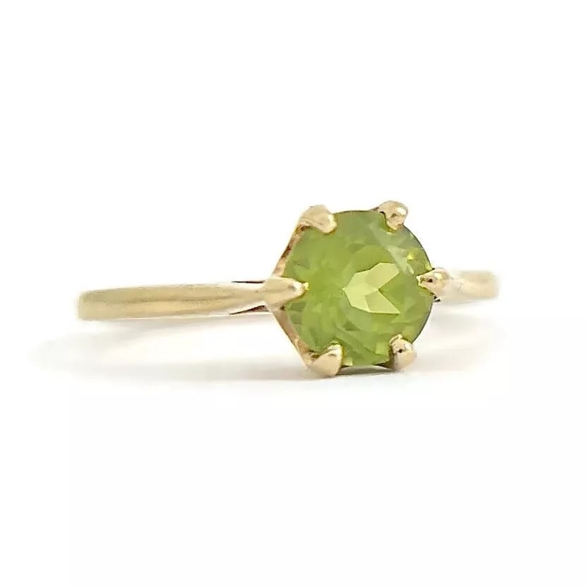 Vintage Green Peridot Gemstone Solitaire Ring 14K Yellow Gold, 1.95 Grams (1 of 8)