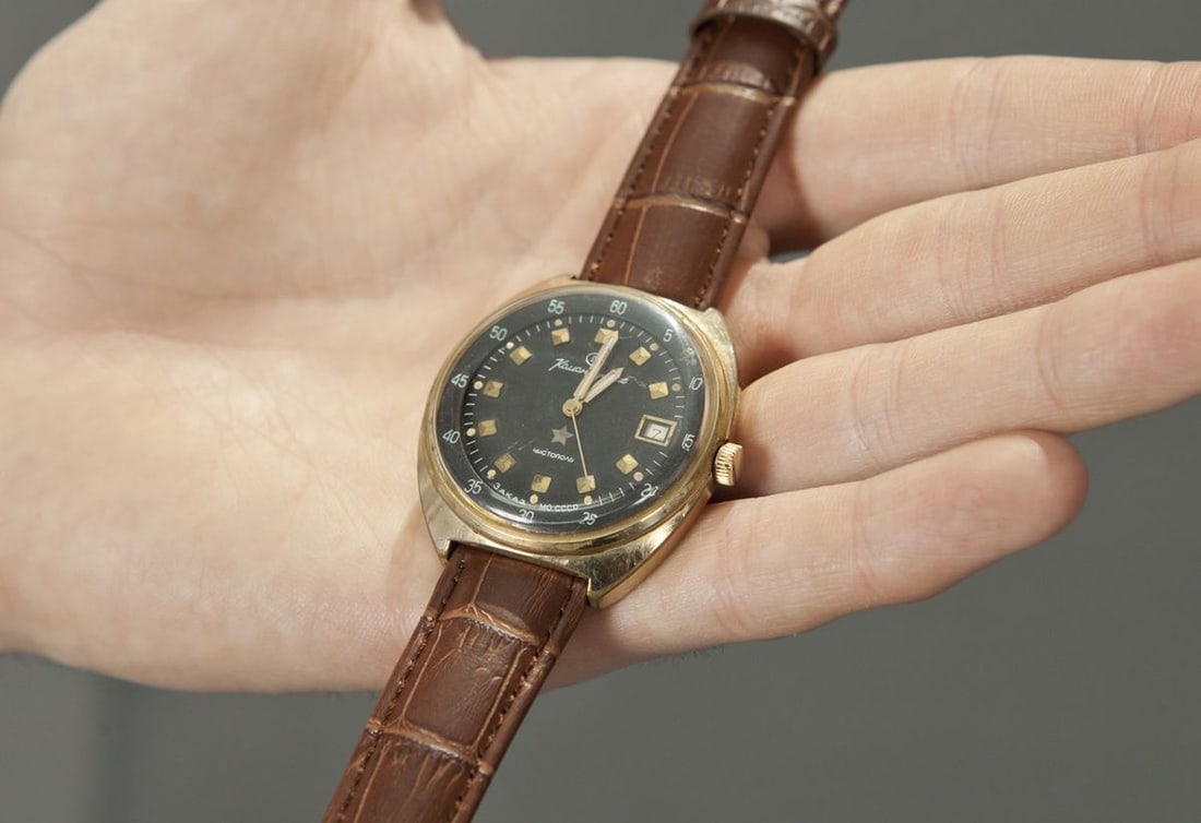 Komandirskiye vintage men wrist watch / Russian antique unisex USSR watches: Materials Band material: Leather Gold, Stainless steel Komandirskiye vintage men wrist watch. Russian antique unisex white USSR watches. Mens watch. Vintage watch. Military watch. Mens Wrist Watch. Wa