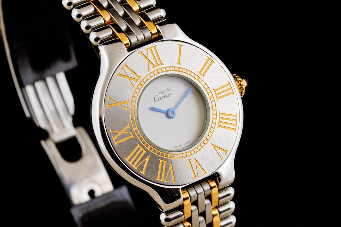 21 Must de Cartier 28mm Slim: Title: 21 Must de Cartier 28mm Slim Brand: Cartier Metal:gold/steel Case size:28mm case and 6mm high Dial:white dial, signed Must de Cartier Swiss Made Bracelet:Cartier, gold/steel, size 15 Movement T