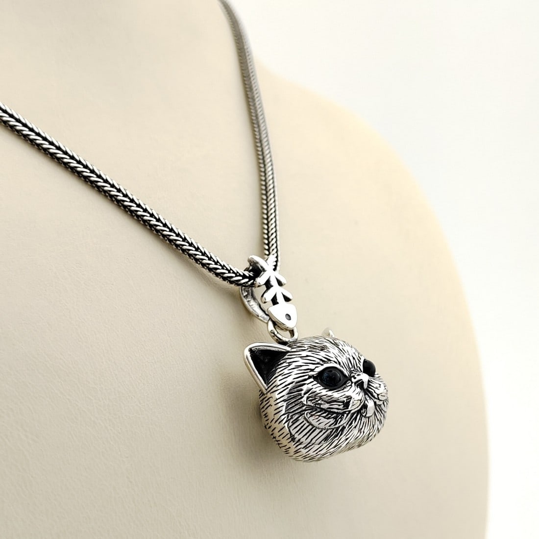 925 Silver Chain with Cat Pendant: Title: 925 Silver Chain with Cat Pendant Description: 925 Silver Chain with Cat Pendant -Total Weight:21g -Size: Chain Size: 23.62 in(60cm). Pendant Size:0.78x1.18 in (20x30mm) (Bail included). With G