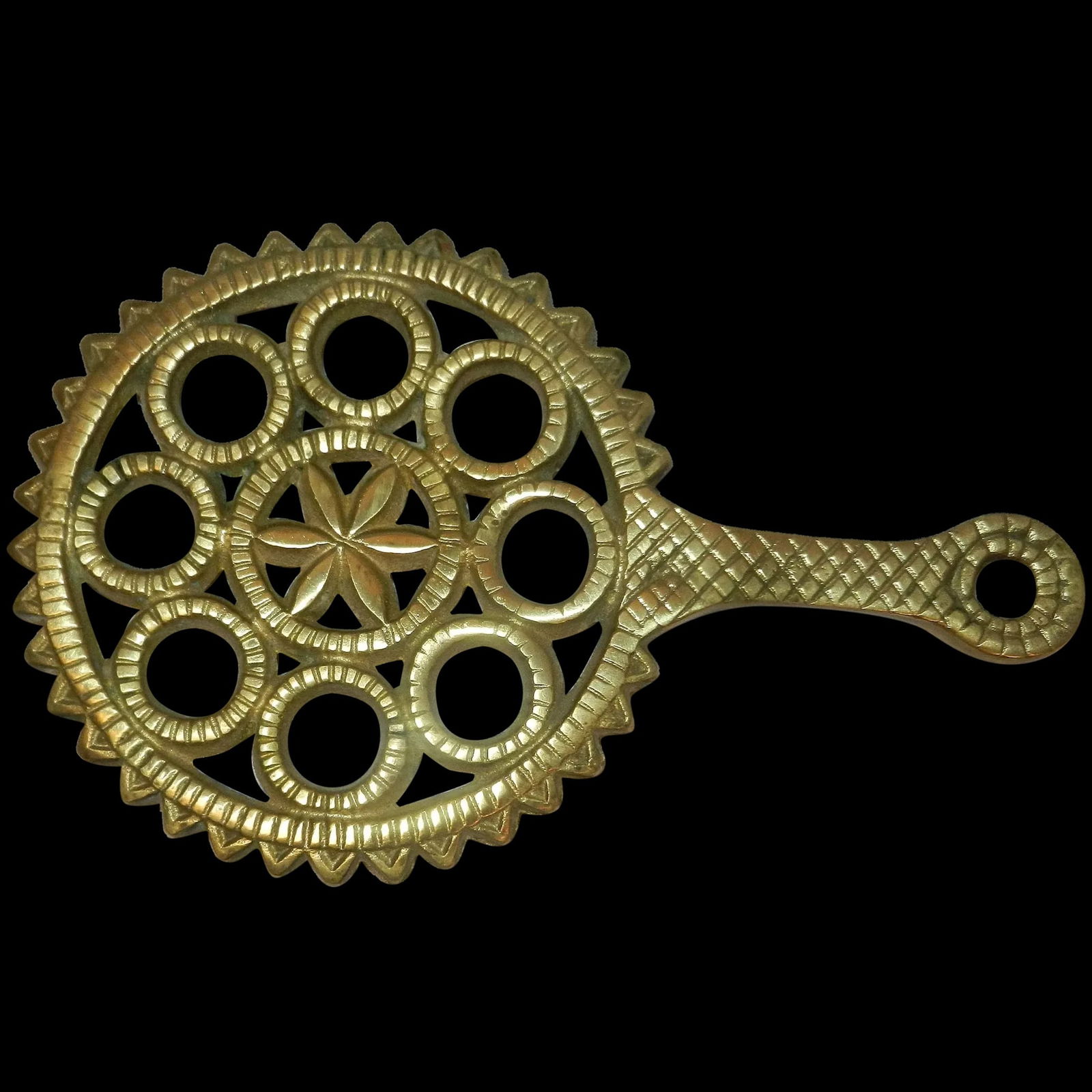 Wilton Brass 9 in x 5 in Sawtooth Sun Circles Hot Plate/Wall Hanging Trivet: Wilton Brass Trivet 9 in x 5 in Sawtooth Sun Circles Hot Plate/Wall Hanging Vtg. Very pretty brass trivet/hot plate/ sad iron. This early trivet is of solid brass and in very good condition. Marked Wi