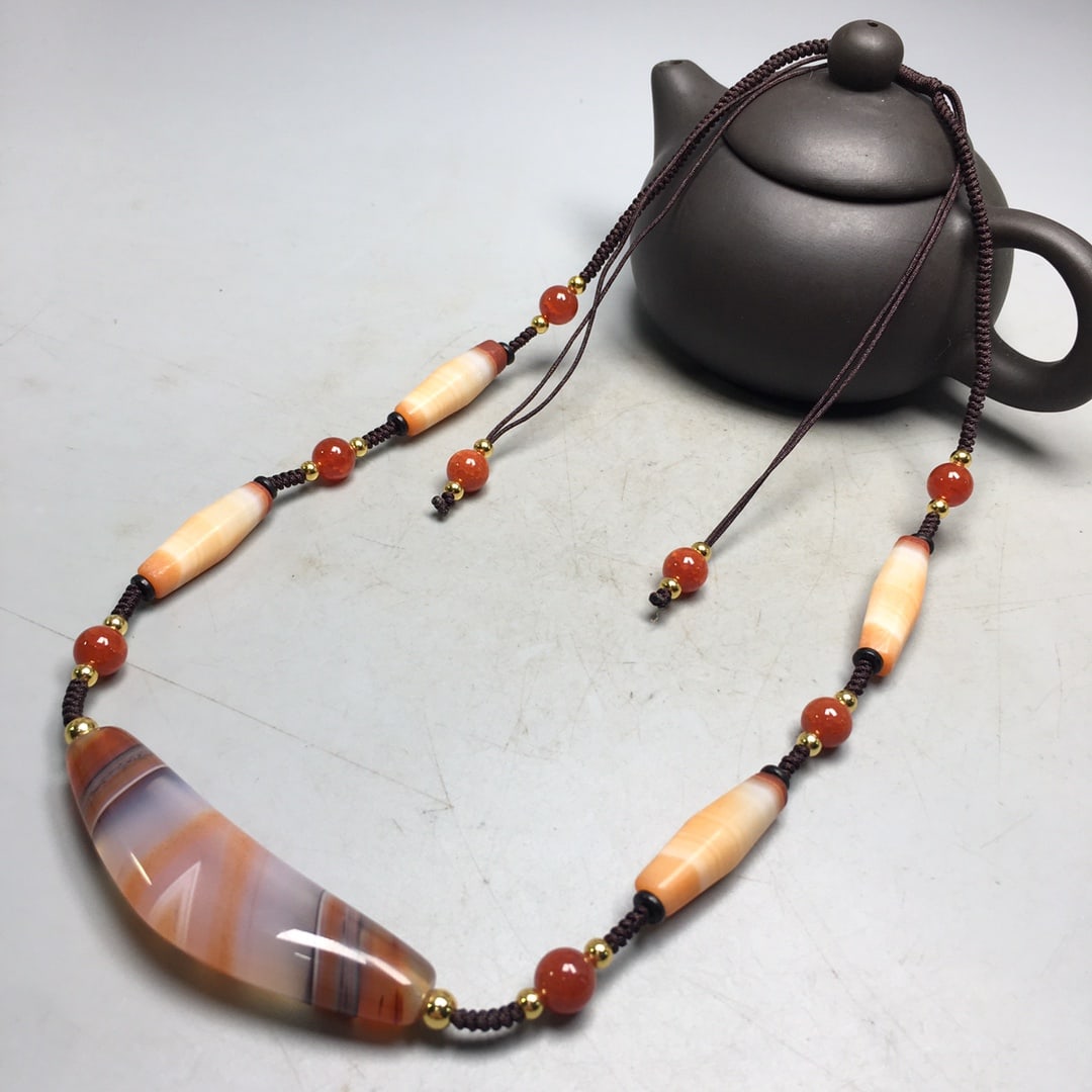 Old Chinese Agate Necklace: Title: Old Chinese Agate Necklace Date/Period: After2023 Origin: Chinese Dimension: 66.2x17.1(mm) 2.61x0.67(inches) Materials: Agate Reserve: $89.00 Shipping: Domestic: Shipping rates are determined b