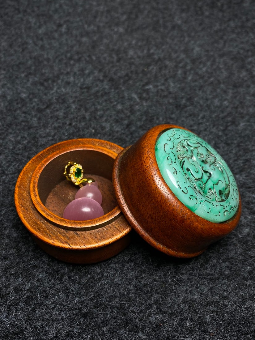 Chinese Cat's eye Gourd Pendant w Box: Title: Chinese Cat's eye Gourd Pendant w Box Date/Period: After2000 Origin: Chinese Dimension: 62x53(mm) 2.44x2.09(inches) Materials: at's eye Reserve: $86.00 Shipping: Domestic: Shipping rates are de