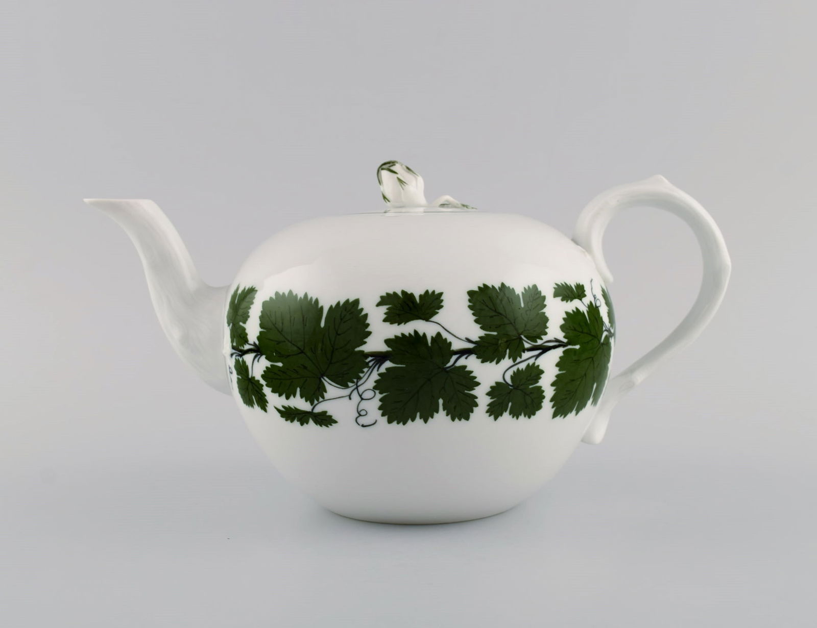 Meissen Green Ivy Vine teapot in hand-painted porcelain. Lid modeled with rose bud. 1940's. (1 of 6)