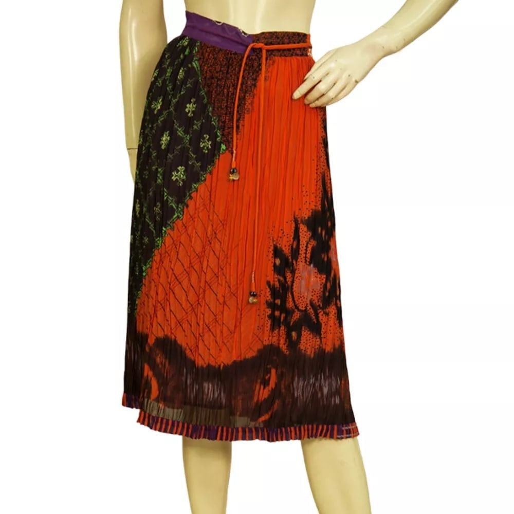 Etro Orange 100% Silk Pleated Drawstring Knee Length Midi Skirt Size 44: Etro Purple 100% Silk Pleated Drawstring Knee Length Midi Skirt Size 40 Feminine and ultra chic Etro skirt that features soft silk fabric in mainly orange floral pattern, drawstring, pleats and knee l