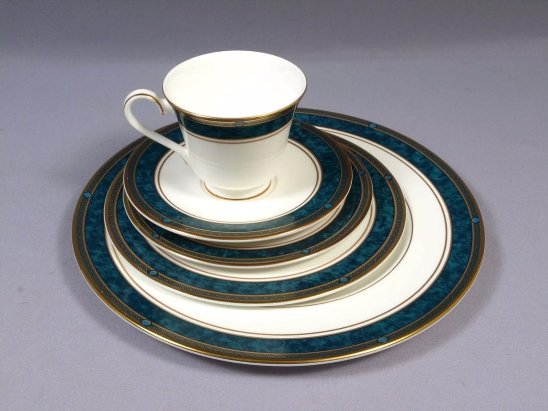 ROYAL DOULTON BILTMORE Place Setting Dinner Salad Plate cup England H5189: This is a gorgeous Bone china Place Setting. The set is from the BILTMORE (H5198) pattern by Royal Doulton, Made in England. This pattern has been discontinued, it was originally manufactured between