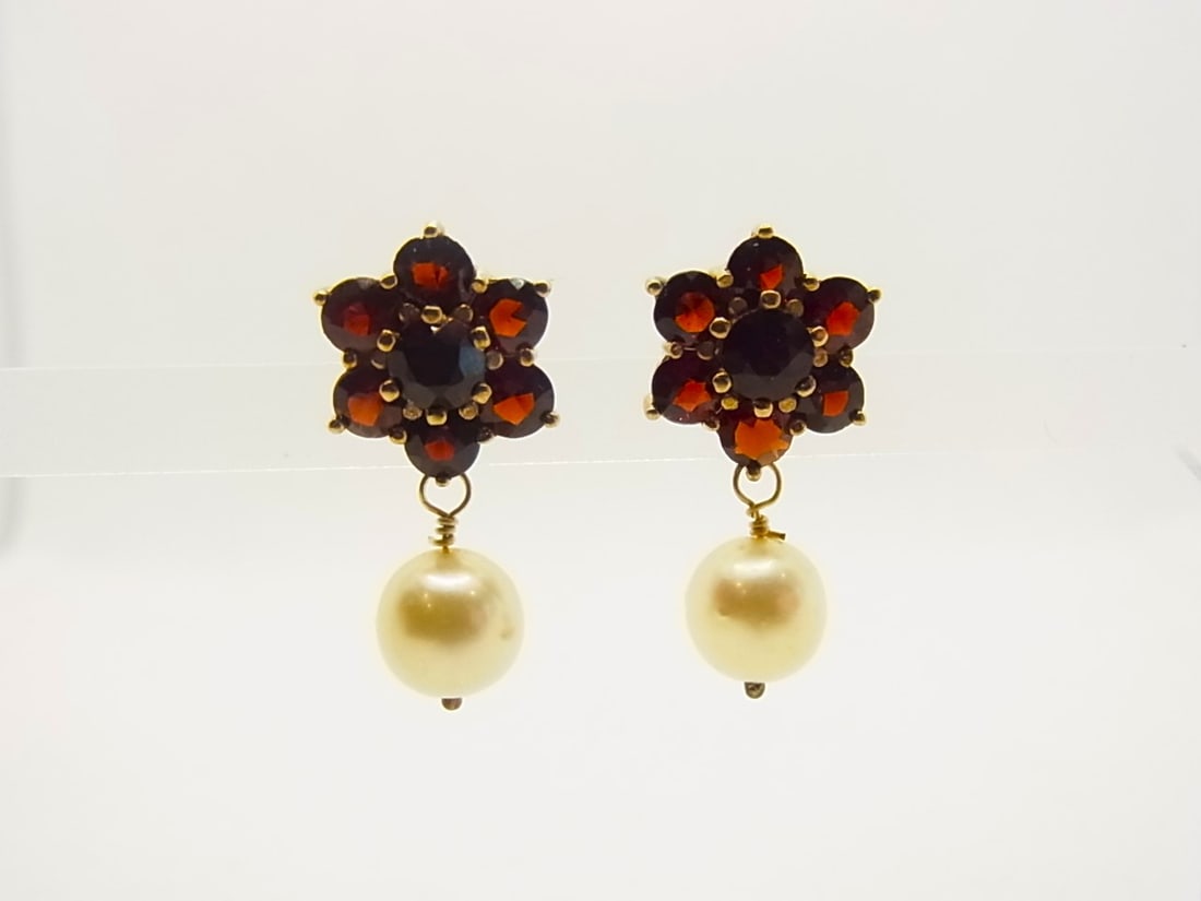 GOLDEN GARNET EARRINGS ANTIQUE BOHEMIA AROUND 1900.: Title: GOLDEN GARNET EARRINGS ANTIQUE BOHEMIA AROUND 1900. Brand:No Metal Purity: Yellow gold 8 K = 333 YG Gemstones:garnet , pearl Carat Weights:7,00 Size/Dimensions:Total weight: 5,0 gram, Total len
