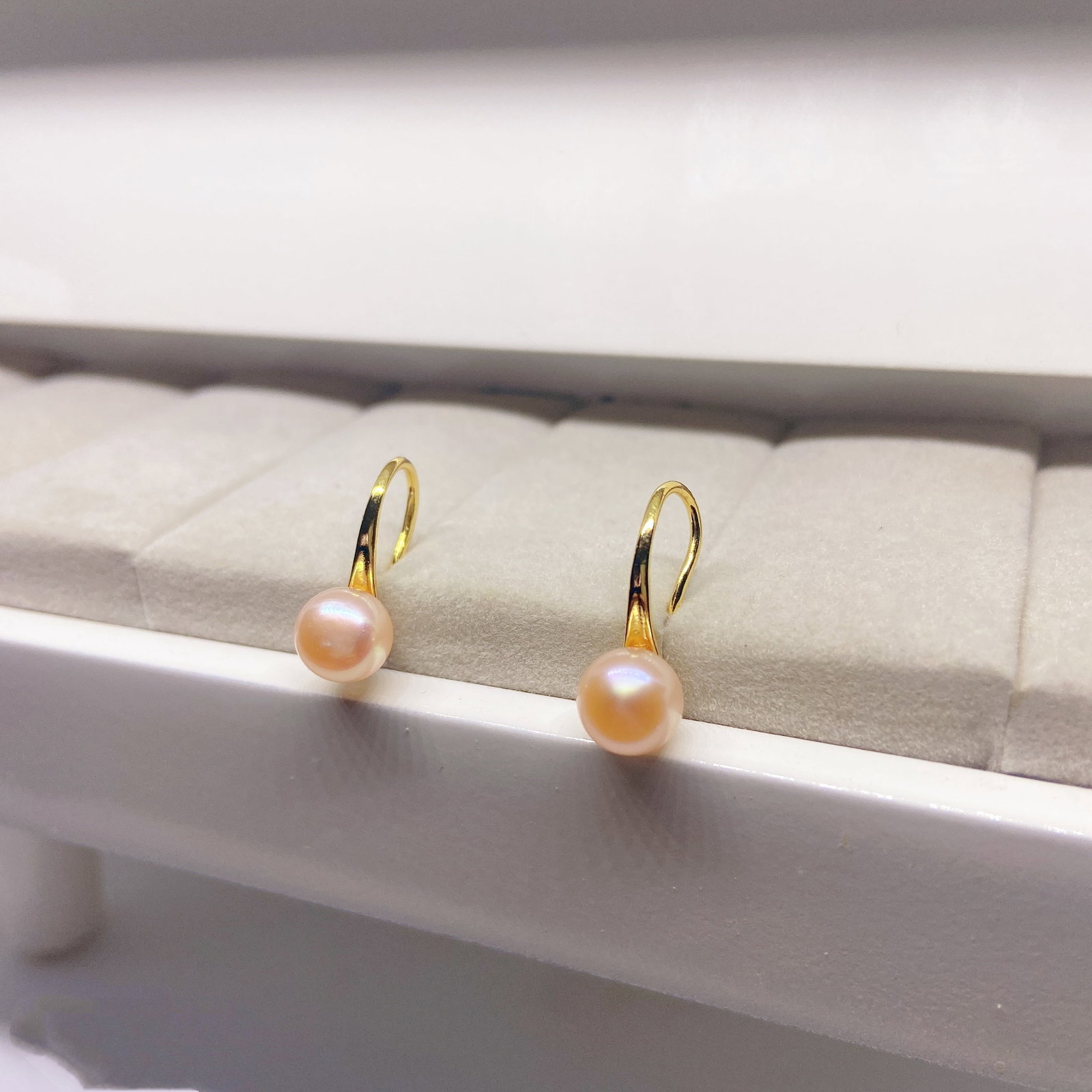Freshwater cultured pearls high heels designed silver earrings: Title: Freshwater cultured pearls high heels designed silver earrings Description: Freshwater cultured pearls high heels designed earrings Freshwater pearls with a lustrous shine and a vibrant Champag