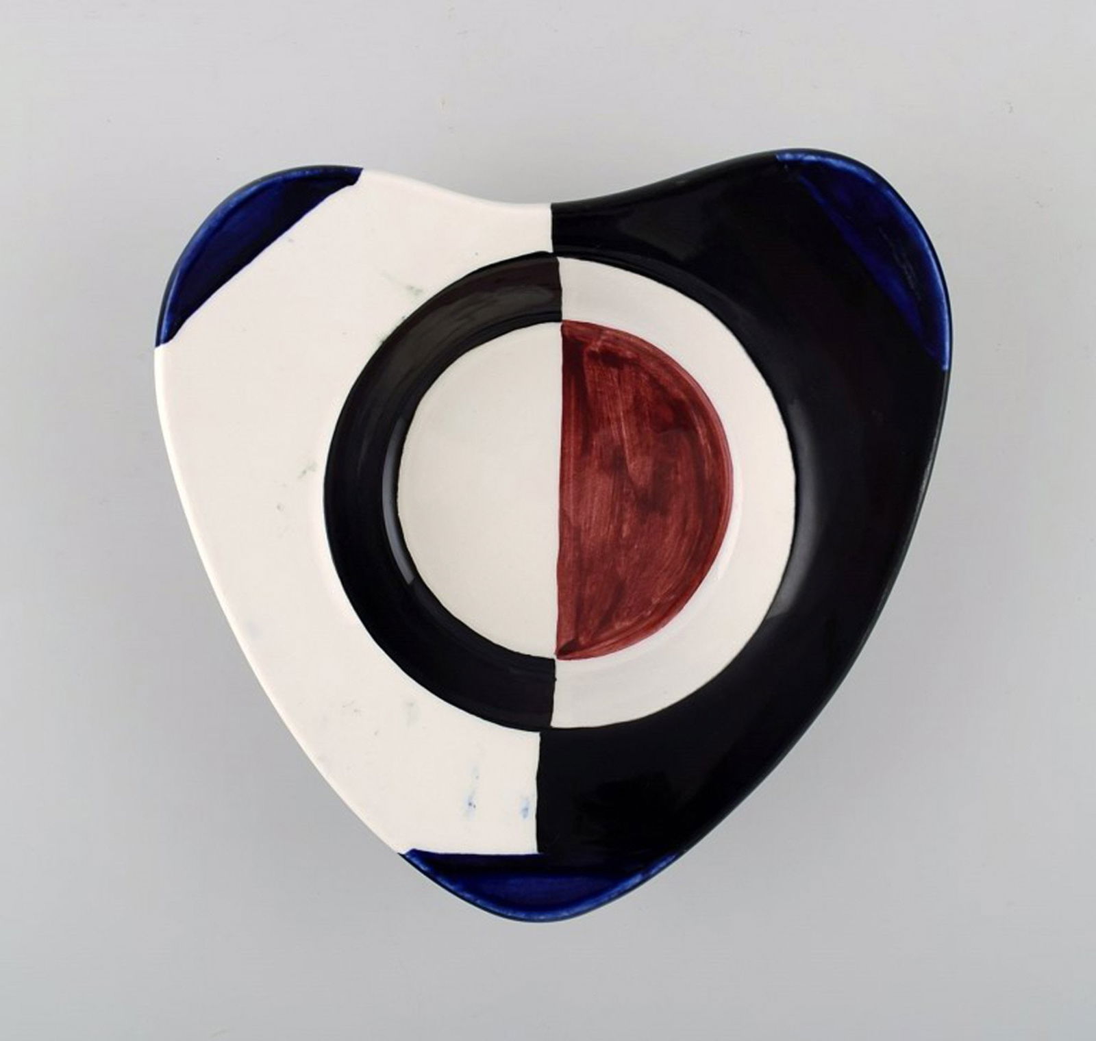 Rörstrand / Rørstrand, heart-shaped bowl of stoneware. Retro, modern design. Hand painted.: Rörstrand / Rørstrand, heart-shaped bowl of stoneware. Retro, modern design. Hand painted. 1960 s. Beautiful glaze. Length 17 cm. Height 4 cm. In perfect condition, 1st. factory quality. Res