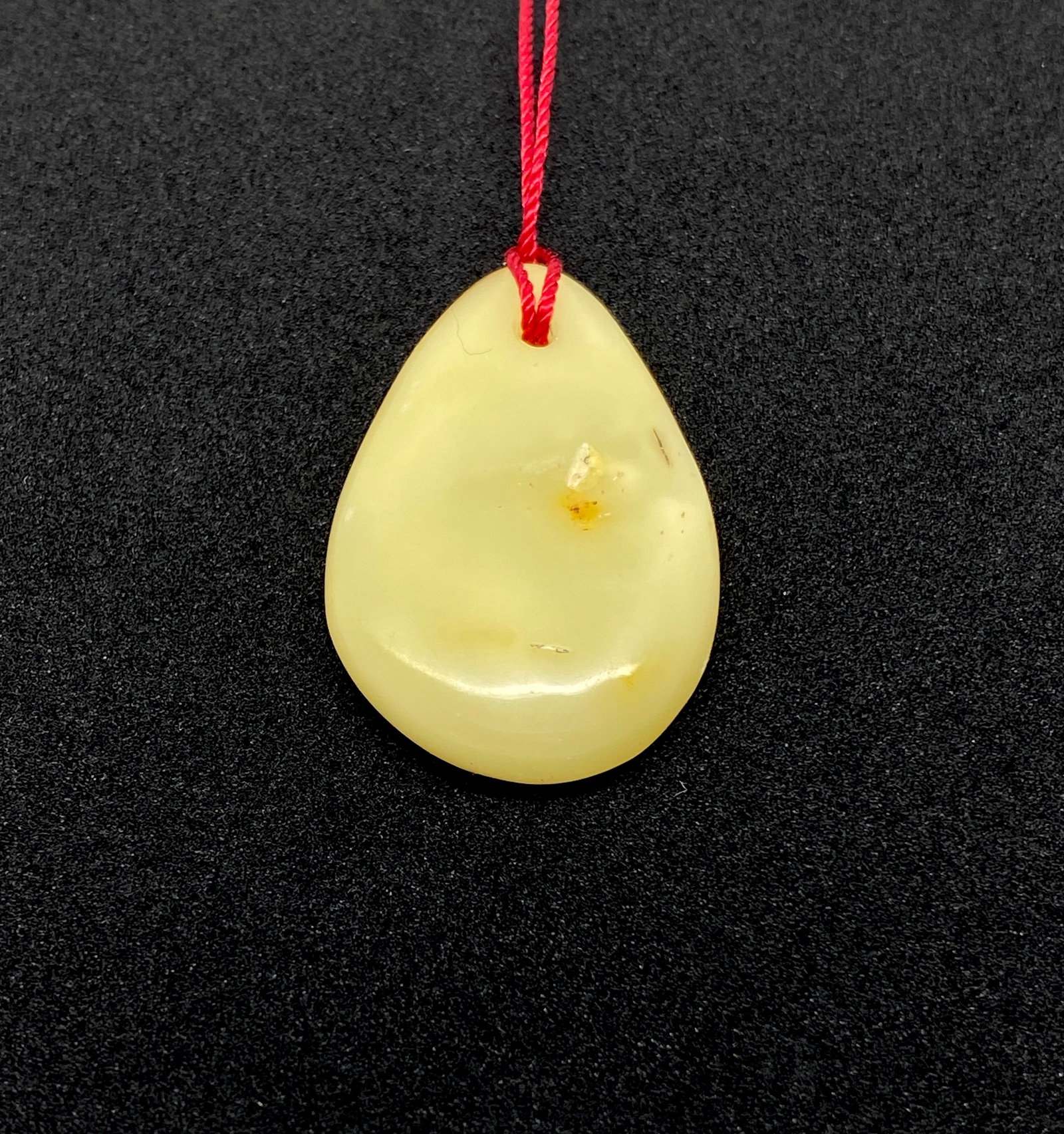 Magnificent Amber Pendant shaped like a Drop: Title: Magnificent Amber Pendant shaped like a Drop Metal: None Gemstones:Amber Weights:3.2 g Size:Size: 35.8 x 23.8 x 5.6 mm Size: 1.409 x 0.937 x 0.22 inches Made of: (Reconstituted Amber or Whole S
