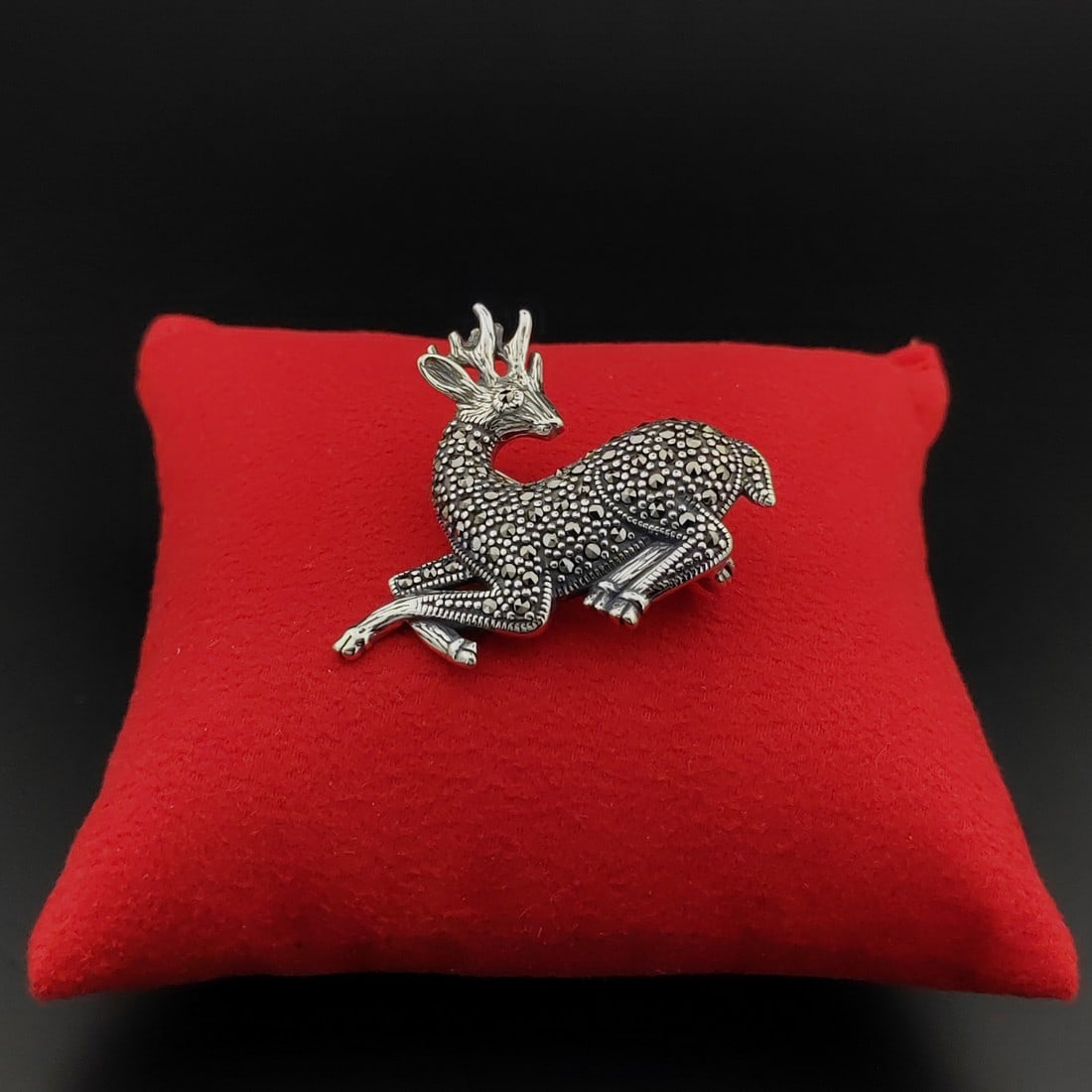 925 Silver Deer Brooch Ornated With Marcasite: Title: 925 Silver Deer Brooch Ornated With Marcasite Description: 925 Silver Deer Brooch Ornated With Marcasite -Condition:New Weight:8.6g Size:1.61x1.37 inch (41x35mm) With Gift Box. Express Shipping