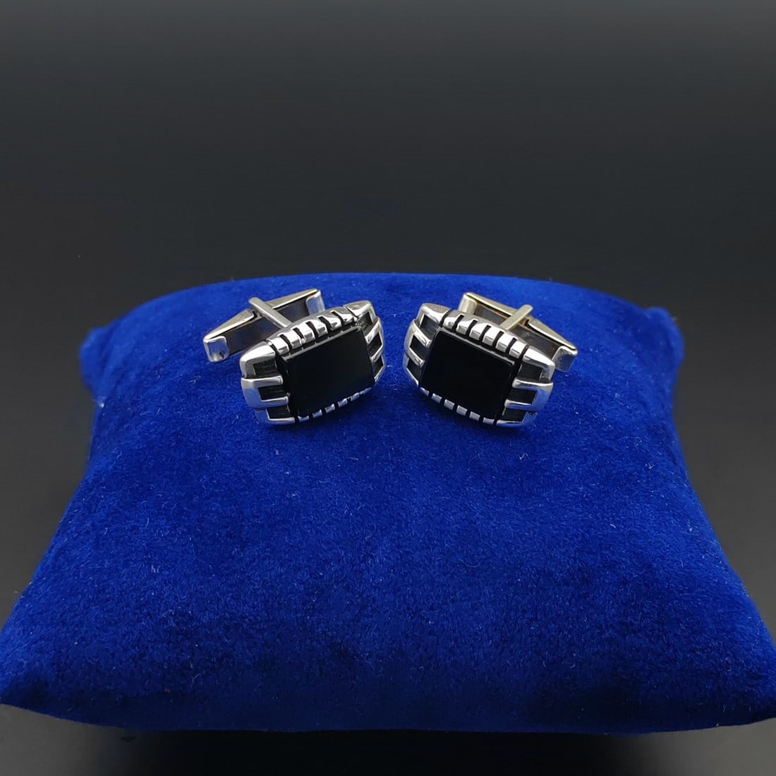 925 Silver Cufflinks with Black Onyx: Title: 925 Silver Cufflinks with Black Onyx Description: 925 Silver Cufflinks with Black Onyx Condition:New -Weight:8.8g -Size:0.70x0.43 inch (18x11mm) With Gift Box Express Shipping.Carrier:DHL Expre