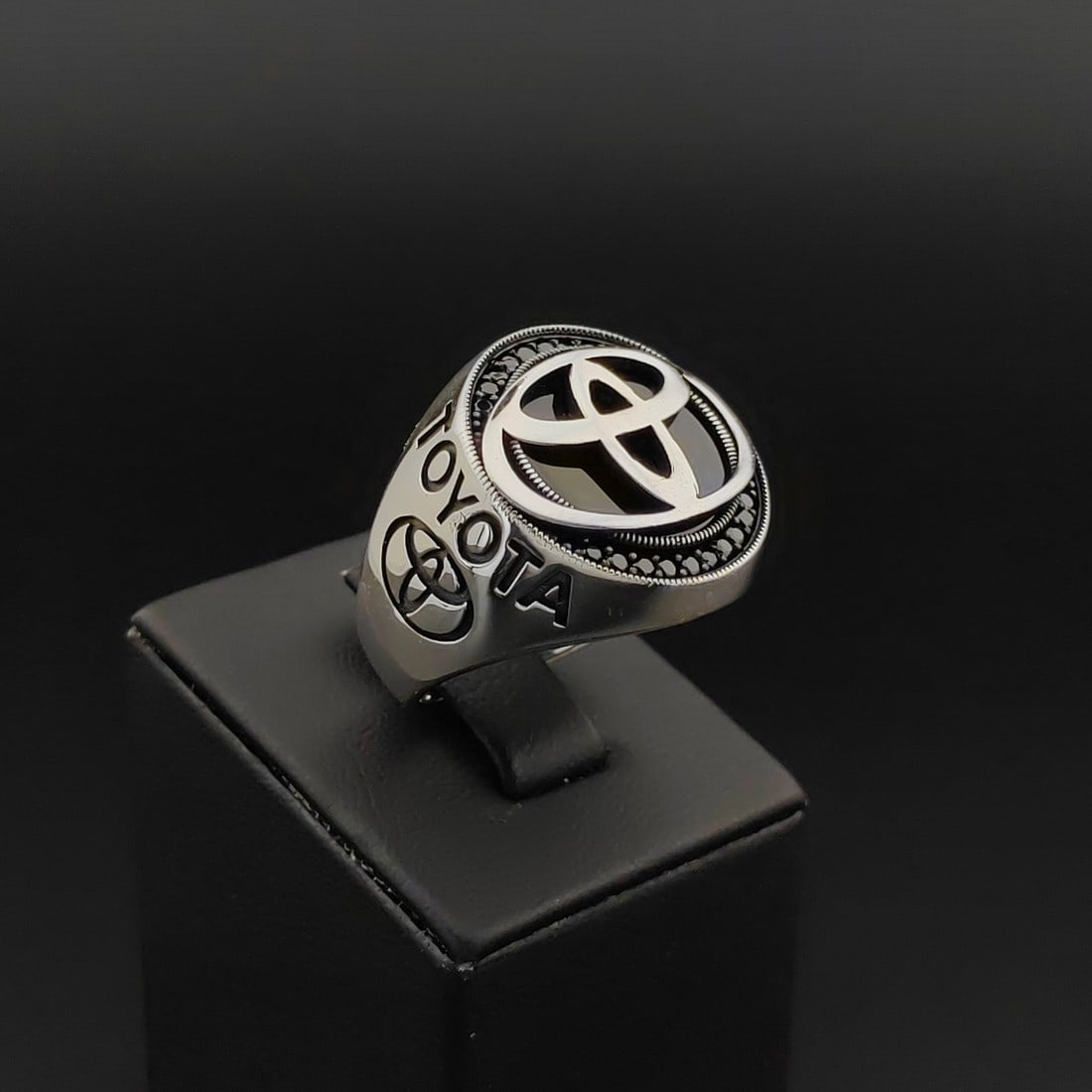 925 Silver Toyota Ring with Black Onyx: Title: 925 Silver Toyota Ring with Black Onyx Description: 925 Silver Toyota Ring with Black Onyx -Weight:9.7g -Size: US Size 9.25 (19.25mm) With Gift Box Express Shipping.Carrier:DHL Express Combine 