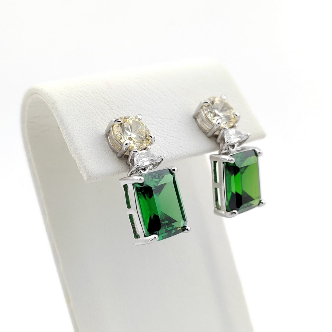 925 Silver Earrings with Artificial Emerald and Quartz: Title: 925 Silver Earrings with Artificial Emerald and Quartz Description: 925 Silver Earrings with Artificial Emerald and Quartz,Women Earrings Condition:New -Weight:5.1g -Size:0.31x0.78 inch (8x20mm