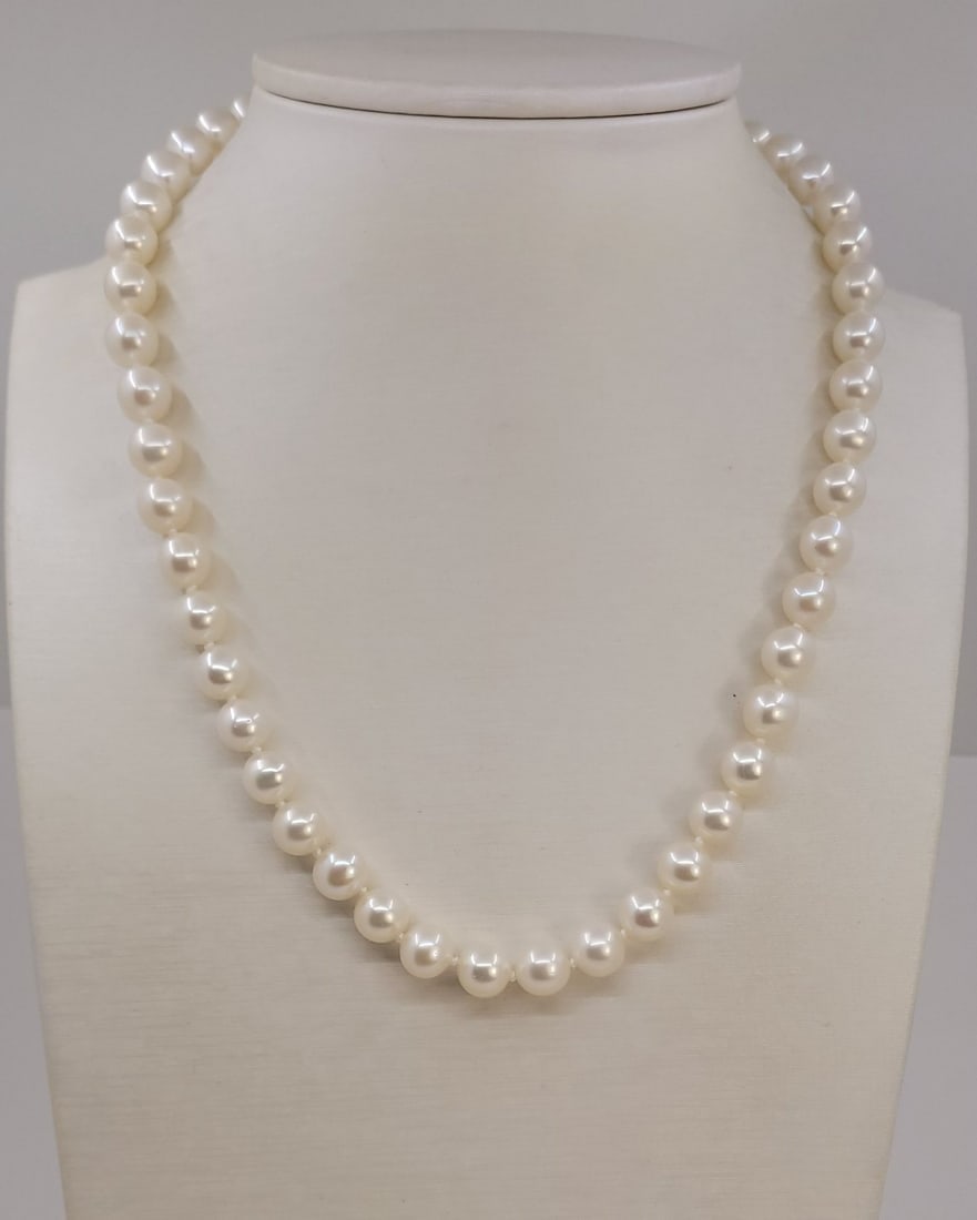 Necklace 8x8.5mm Round White Edison Freshwater Pearls: Title: Necklace 8x8.5mm Round White Edison Freshwater Pearls Description: Most freshwater pearls are nucleated by tissue, but Edison cultured pearls are nucleated with beads, exactly as saltwater pear