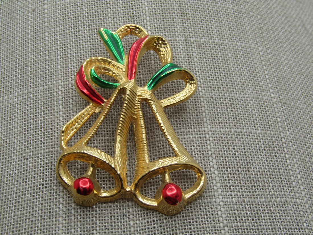 Vintage Enameled Christmas Bells Brooch, 1960's-1970's: Vintage Enameled Christmas Bells Brooch, 1960's-1970's. This is appx. 2.25" tall and 1.75" wide. Gold tone and in very good condition. It is not signed by the maker. (W72923.3 SS11723 J AZ LD 9/2/23).