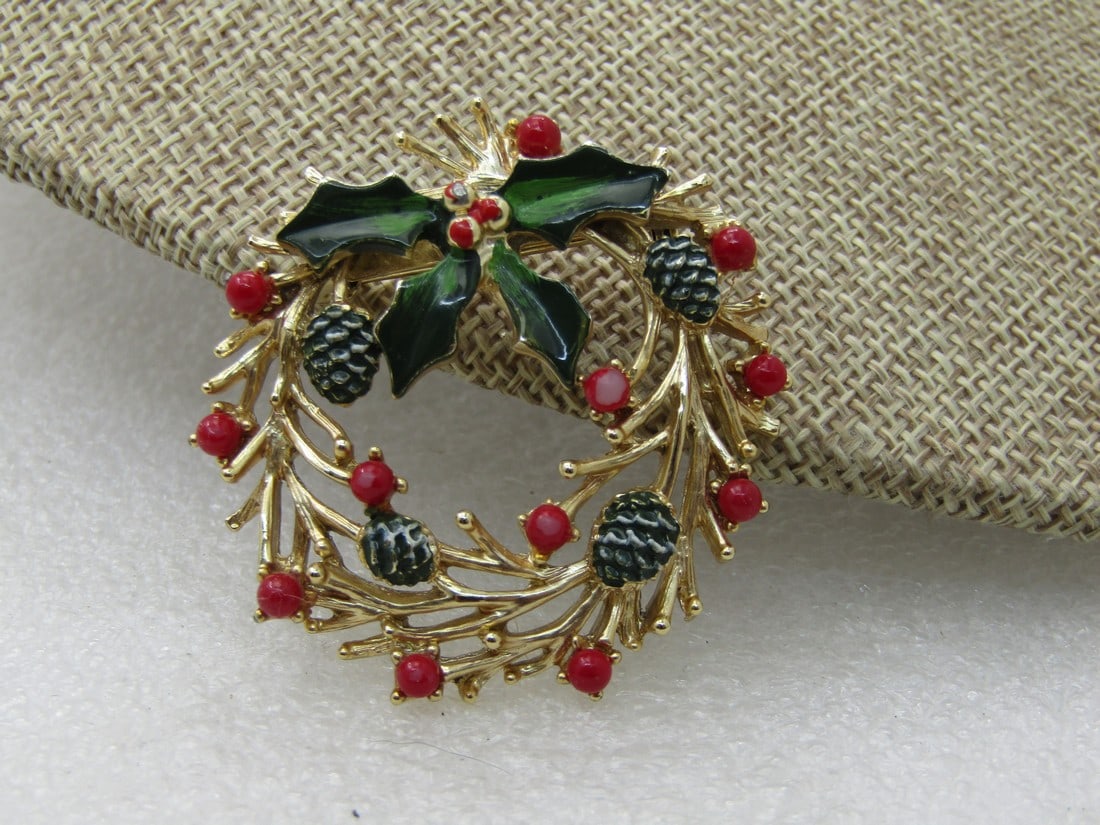 Vintage Enameled Christmas Wreath Brooch, Pine Cones & Berries, 1960's (1 of 5)