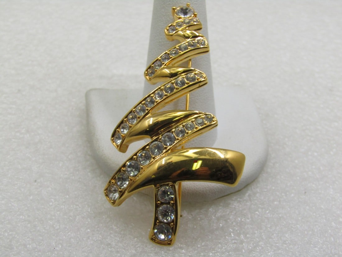 Vintage Monet Squiggle Rhinestone Christmas Tree Brooch: Vintage Monet Squiggle Rhinestone Christmas Tree Brooch. 2.7" tall and 1.5" wide in smooth goldtone alternating with graduated clear rhinestones making the tree shape and larger clear stone on top. Th