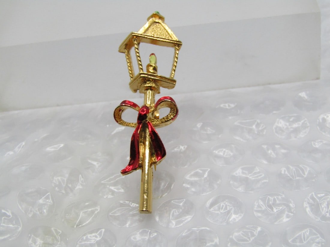 Vintage Christmas Lamppost Brooch Red Bow, 2.5", Gerry's (1 of 5)