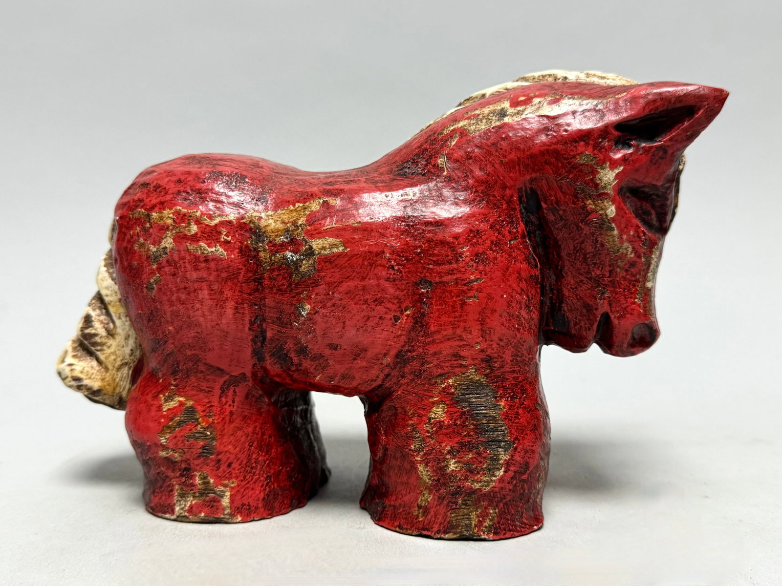 Marwari Rajasthan India horse - NO RESERVE -: This vintage Marwari Rajasthan India hand-carved wooden horse is colored in red and dates back from the 80's. Size: 19 x 12 x 8 cm, 480 gram. Careful registered and insured sending. Reserve: $40.00 Sh