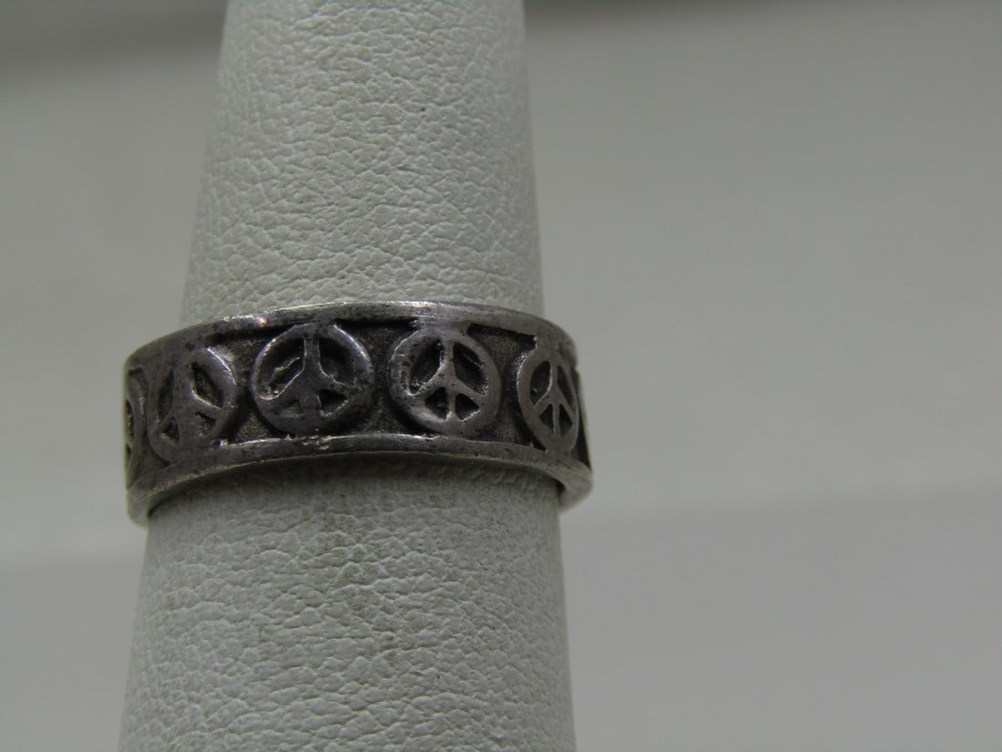 Vintage Sterling Peace Sign Band Ring, Sz. 6, 6mm Wide, Unisex: Vintage Sterling Peace Sign Band Ring, Sz. 6, 6mm Wide, Unisex. The ring is marked .925 and tested. Weight is appx. 4.22 gr. It has peace signs around the band which the background is slightly recesse