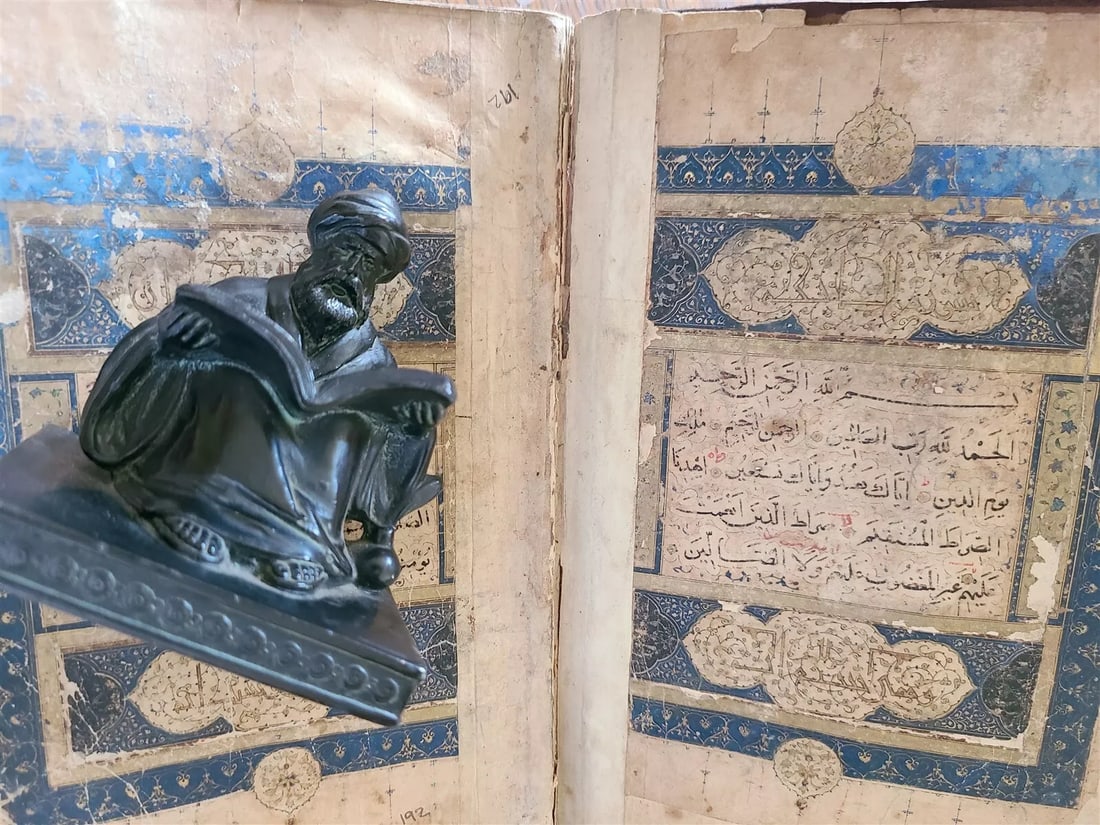 17th CENTURY MANUSCRIPT KORAN ISLAMIC antique ILLUMINATED QURAN in ARABIC: Complete KORAN in ARABIC (Naskhi) Probably 17th century Glazed oriental paper with gold marginal lines Size 6.5 by 9" 15 lines to the page Chapter headings in red. Verses are separated by gold asteris