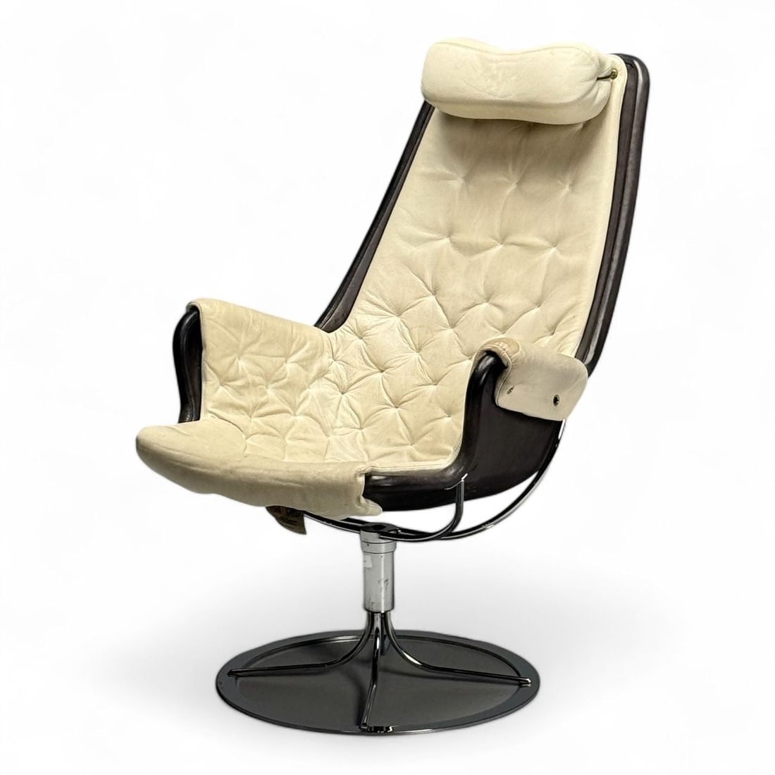 Bruno Mathsson, Dux, Mid-Century Modern, Jetson Swivel Chair, White Leather: Bruno Mathsson, Dux, Mid-Century Modern, Jetson Swivel or Office Chair, White Leather, Sweden, 1970s This iconic Space Age swivel lounge chair, designed by Bruno Mathsson for DUX in the 1970s, exempli