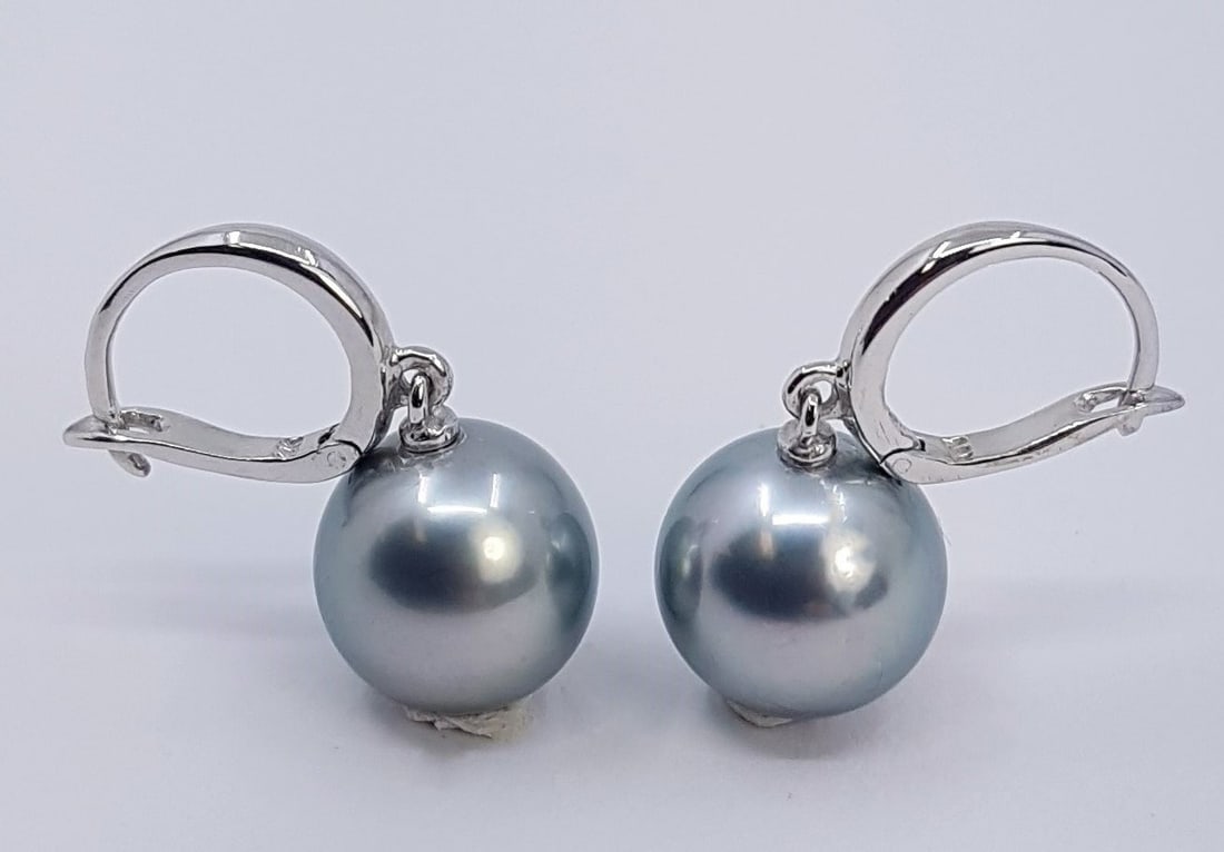 10x11mm Silvery Tahitian Pearl Drops - Earrings - 14 kt. White gold: Title: 10x11mm Silvery Tahitian Pearl Drops - Earrings - 14 kt. White gold Description: Emerging from the tropical lagoons of French Polynesia, these Tahitian pearls have been hand selected for their 
