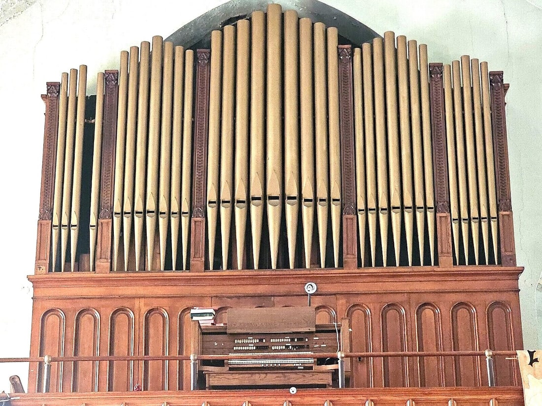 Antique Neo Gothic Pipe Church Organ in Oak Casement: Vintage from before 2000 Materials: oak, wood, metal Antique Neo Gothic Pipe Church Organ in Oak Casement Originally made in 1913 and updated throughout the years, this pipe organ is made with remarka