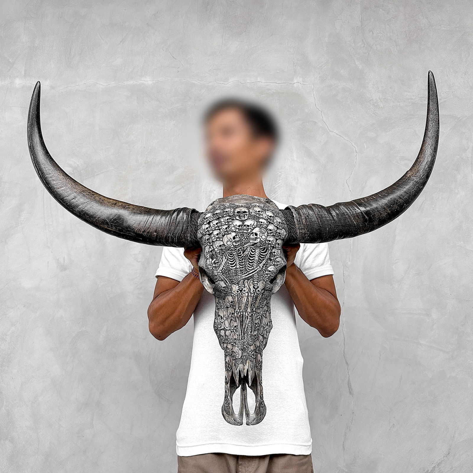 Stunning carved grey water buffalo skull - Human skulls skeleton motif: Title: Stunning carved grey water buffalo skull - Human skulls skeleton motif Maker: Unknown Origin:Indonesia Date/Period:2024 Materials:Bubalus Bubalis, bone, horn Dimensions:Height: 83 cm / 32.6 inc