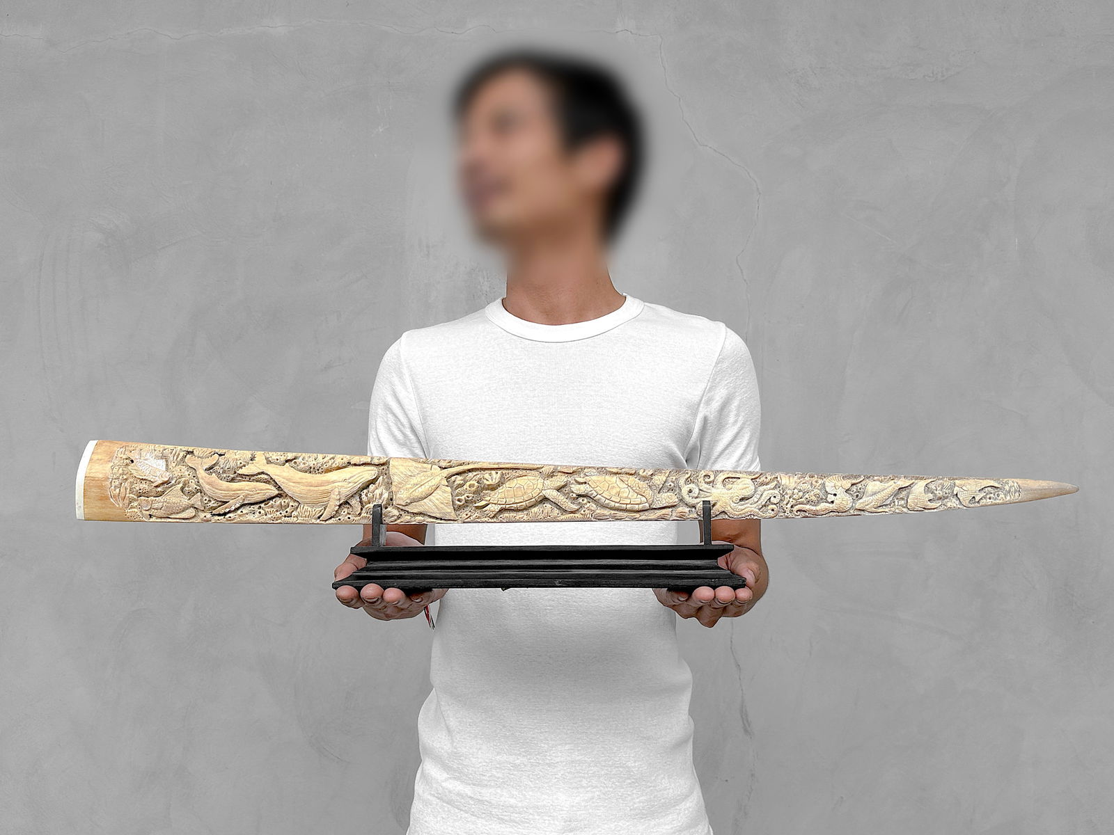 Wonderful engraved Swordfish rostrum - Marine motif: Title: Wonderful engraved Swordfish rostrum - Marine motif Maker: Unknown Origin:Indonesia Date/Period:2024 Materials:Xiphias Gladius, Bone, Wood Dimensions:Length: 83 cm / 32.6 inches Description:Bea