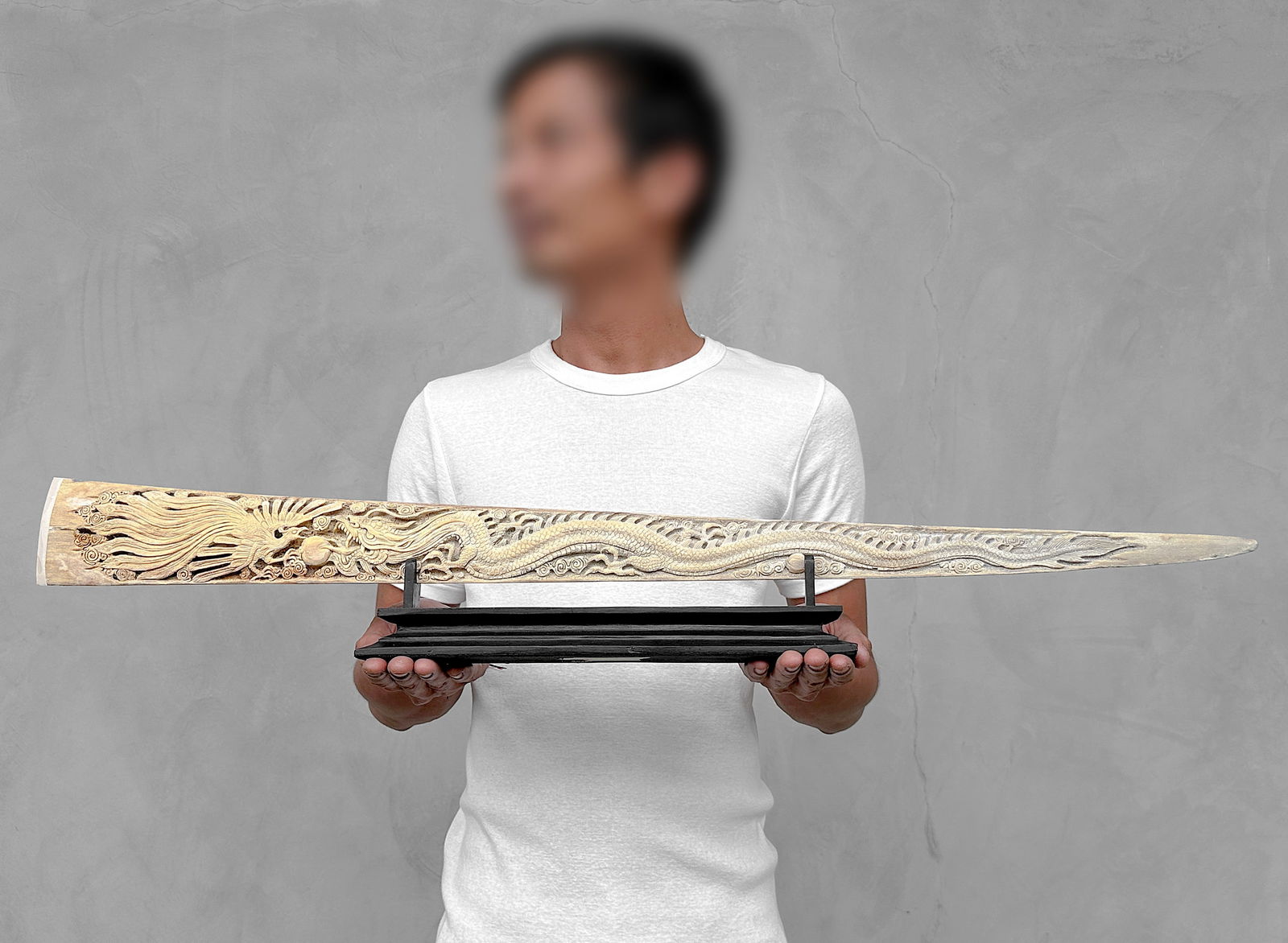 Large engraved swordfish rostrum - Dragon Phoenix motif: Title: Large engraved swordfish rostrum - Dragon Phoenix motif Maker: Unknown Origin:Indonesia Date/Period:2024 Materials:Xiphias Gladius, Bone, Wood DimensionsLength: 84 cm / 33 inches Description:A