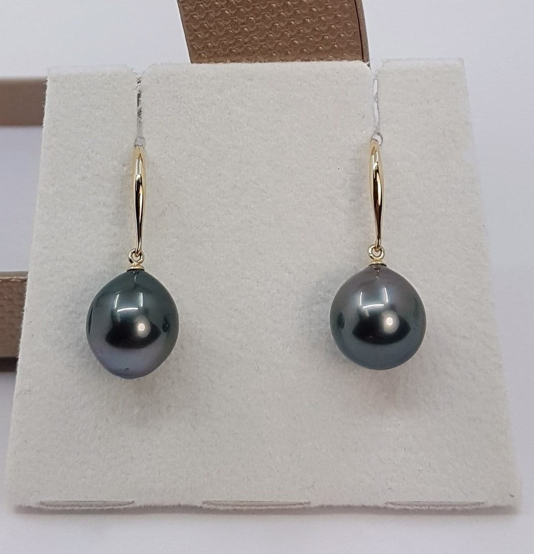 10x11mm Peacock Tahitian Pearl Drops - 14kt gold - Yellow gold - Earrings: Title: 10x11mm Peacock Tahitian Pearl Drops - 14kt gold - Yellow gold - Earrings Description: Produced by the Pinctada Margaritifera oyster in the tropical lagoons of French Polynesia, these pearls ha