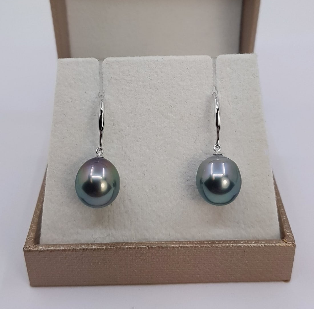 10x11mm Peacock Tahitian Pearl Drops - 14kt gold - White gold - Earrings: Title: 10x11mm Peacock Tahitian Pearl Drops - 14kt gold - White gold - Earrings Description: Produced by the Pinctada Margaritifera oyster in the tropical lagoons of French Polynesia, these pearls hav