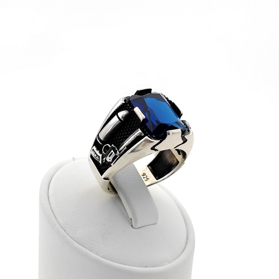925 Silver Men's Ring with Blue Zircon: Title: 925 Silver Men's Ring with Blue Zircon Description: 925 Silver Men's Ring with Blue Zircon -Total Weight:10.2g -Size: US Size 11 (20.75mm) With Gift Box Express Shipping.Carrier:DHL Express Com