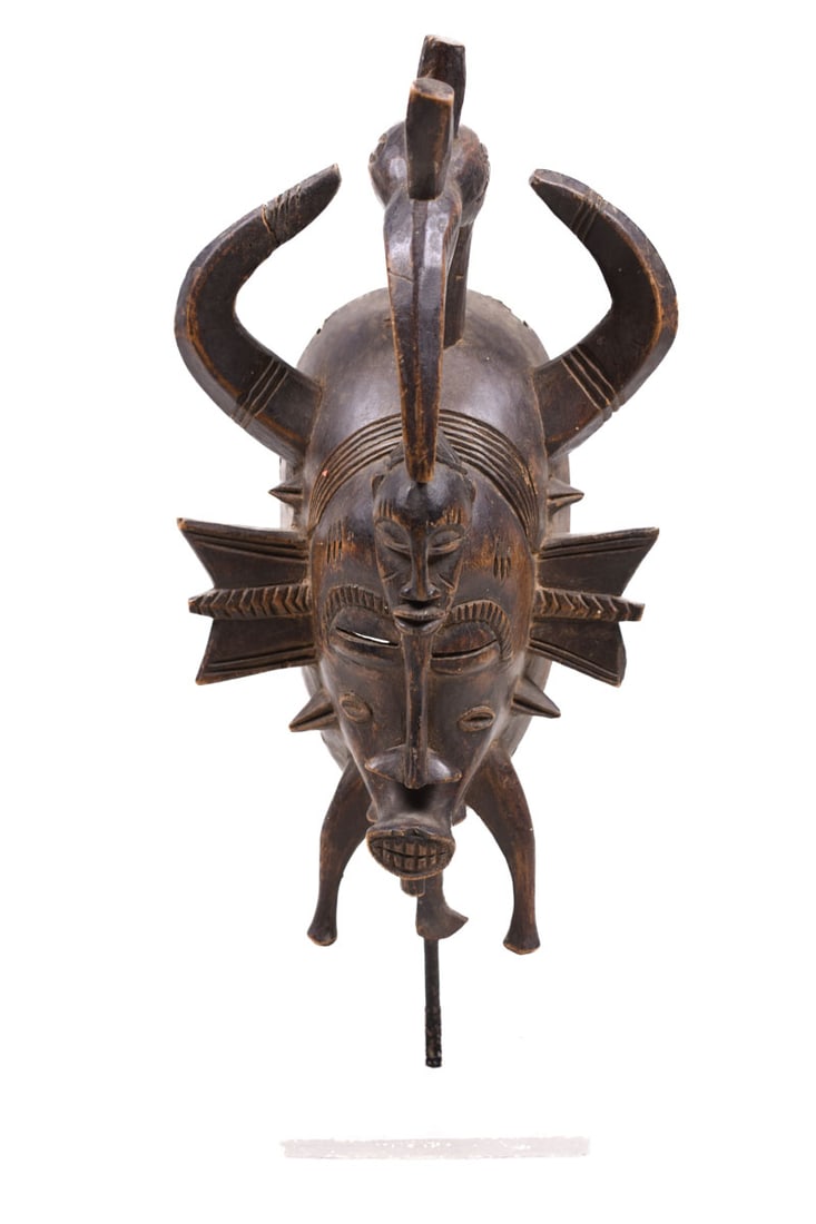 Kpeliye mask – Wood – Senufo – Ivory Coast: Stylistic wooden Kpeliye mask from the Senufo people of Ivory Coast. The unique features which characterize the Kpelie mask include elongated flanges radiating from the bottom part of the mask, which 