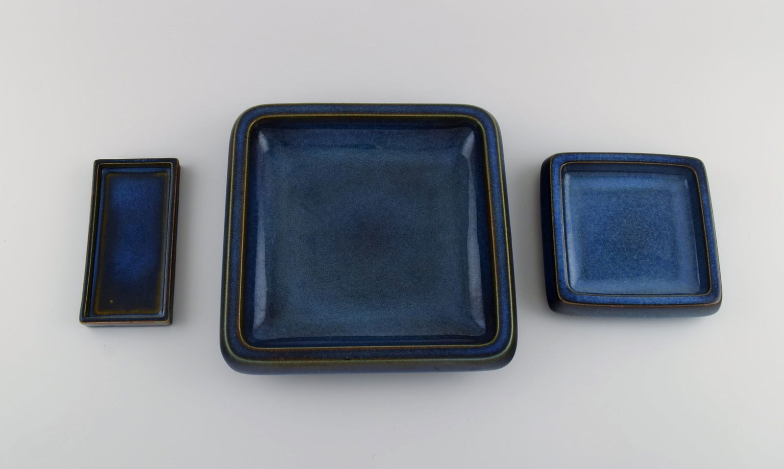 Sven Jonson (1919-1989) Gustavsberg. Three Lagun dishes in glazed stoneware. Beautiful glaze in: Sven Jonson (1919-1989) Gustavsberg. Three Lagun dishes in glazed stoneware. Beautiful glaze in shades of blue. 1970s. Largest measures: 25 x 25 x 5 cm. In excellent condition. Stamped. Reserve: $210.