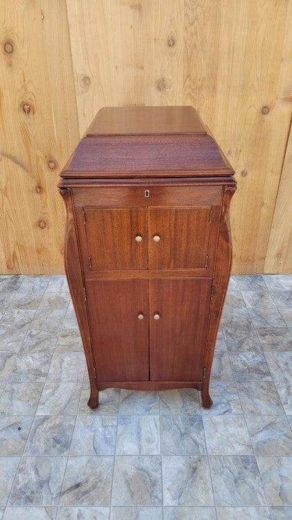 Antique Mahogany Victor VV-XI Upright Victrola Record Player: Antique Mahogany Victor VV-XI Upright Victrola Record Player Gorgeous Antique Victor Talking Machine Model VV – XI SERIAL #815341. This is a well crafted, beautifully finished, mahogany 4-door c