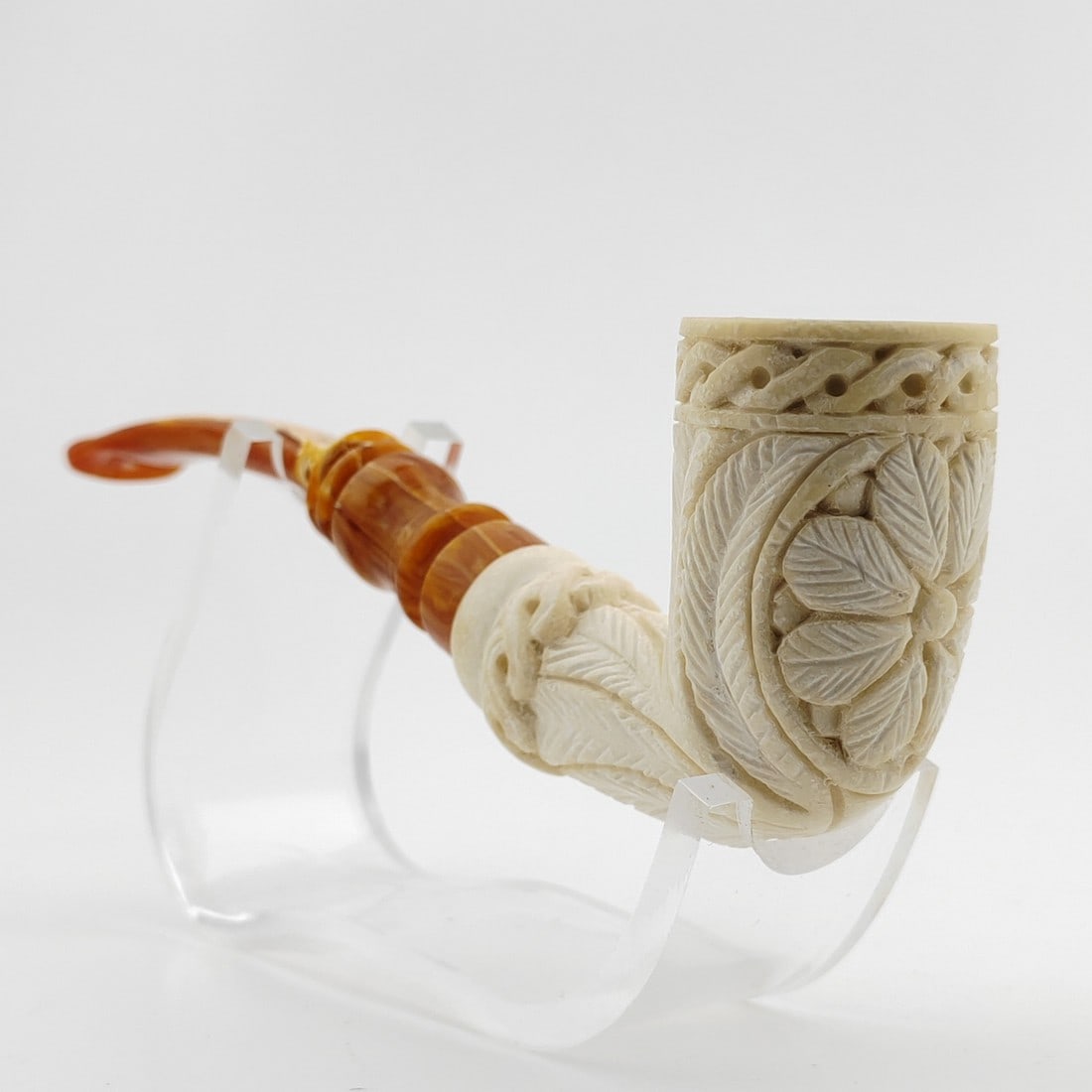Classic Floral Meerschaum Pipe: Title: Classic Floral Meerschaum Pipe Materials: Meerschaum Dimension: 5.5 inch (14cm) Additional Information: Classic Floral,Hand carved Meerschaum Pipe. Made in Turkey,Eskisehir by Meerschaum Carve 