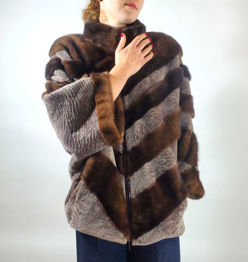 BROWN MINK BOLERO EU: 3XL; US: 26: Title: BROWN MINK BOLERO EU: 3XL; US: 26 Dimensions: Aproximate size- EU: 3XL; US: 26 : Important details: Length: 70cm/27.56in -Shoulders width:48cm/18.9in -Sleeve Length:56cm/22.05in -Bust size ( pi