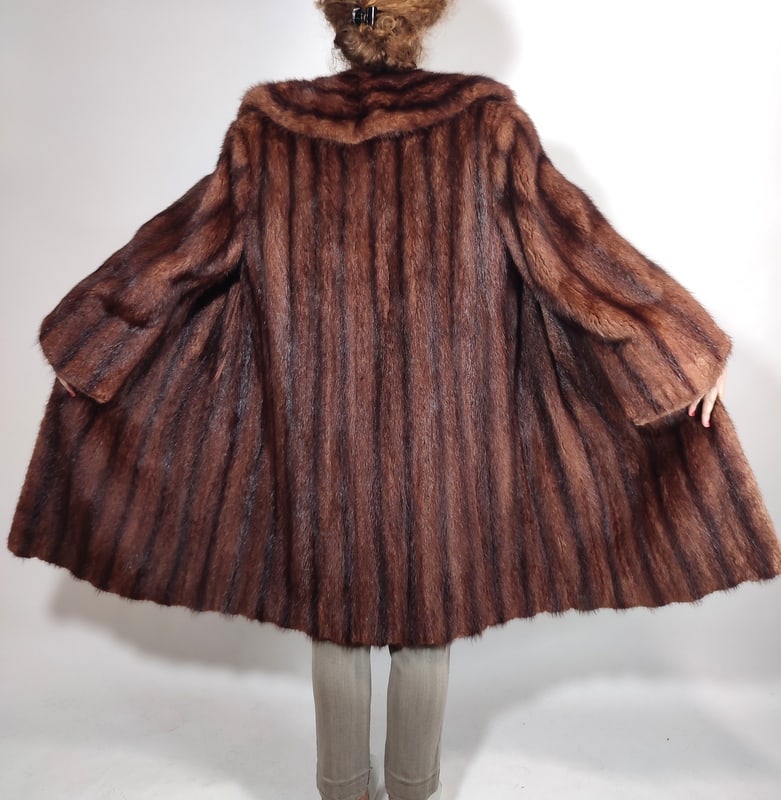 REDDISH BROWN MINK FUR COAT EU:XL US:18: Title: REDDISH BROWN MINK FUR COAT EU:XL US:18 Dimensions: Aproximate size- EU: XL; US: 18 : Important details: Length: 108cm/42.52in Shoulders width:48cm/18.9in -Sleeve Length:62cm/24.41in -Bust size