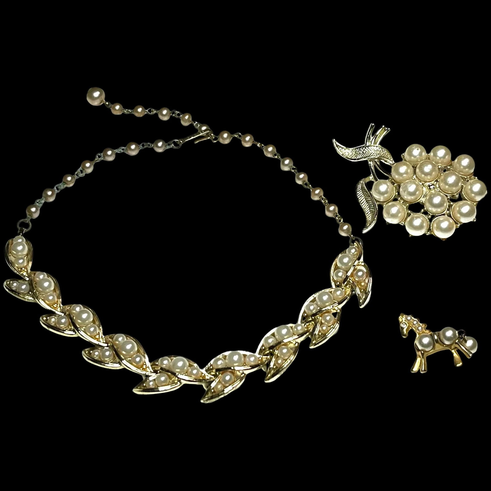 Vintage Faux Pearl and Gold Tone Metal Necklace, Brooch , and Giraffe Pin: Title: Vintage Faux Pearl and Gold Tone Metal Necklace, Brooch , and Giraffe Pin Description: Vintage Faux Pearl and Gold Tone Metal Necklace, Brooch , and Giraffe Pin Metal- Costume Adjustable Neckla