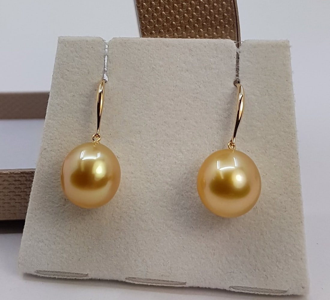 Earrings - 14 kt. Yellow gold - 11x12mm South Sea Pearls: Title: Earrings - 14 kt. Yellow gold - 11x12mm South Sea Pearls Description: Produced by the Pinctada Margaritifera oyster in the warm oceans of Australia, these pearls have a natural beautiful deep g