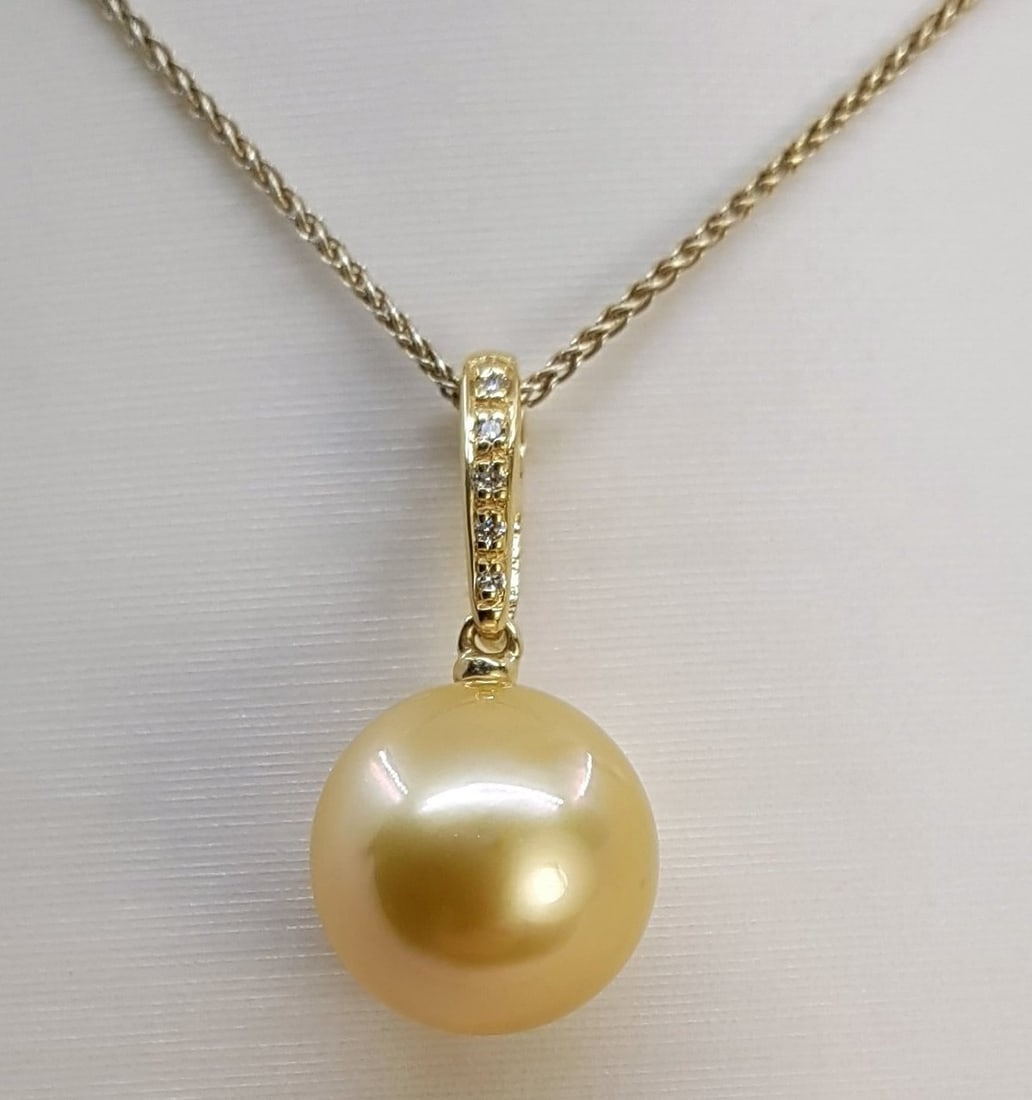 Necklace with pendant - 14 kt. Yellow gold - 0.04ct. tw. - 11x12mm South Sea Pearl: Title: Necklace with pendant - 14 kt. Yellow gold - 0.04ct. tw. - 11x12mm South Sea Pearl Description: Emerging from the warm oceans of Australia, this pearl has been selected for its huge size and de