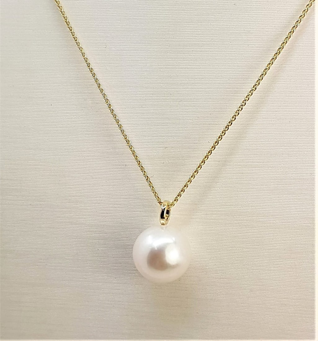 11x12mm Round Bright Edison Freshwater Pearl - 14 kt. Gold - Necklace with pendant: Title: 11x12mm Round Bright Edison Freshwater Pearl - 14 kt. Gold - Necklace with pendant Description: This Edison freshwater pearl has been selected for its big size, natural beautiful vibrant white 