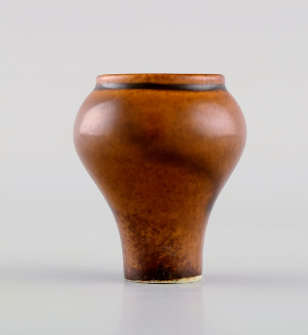 Annikki Hovisaari (1918–2004) for Arabia. Miniature vase in glazed ceramics. Beautiful glaze (1 of 6)