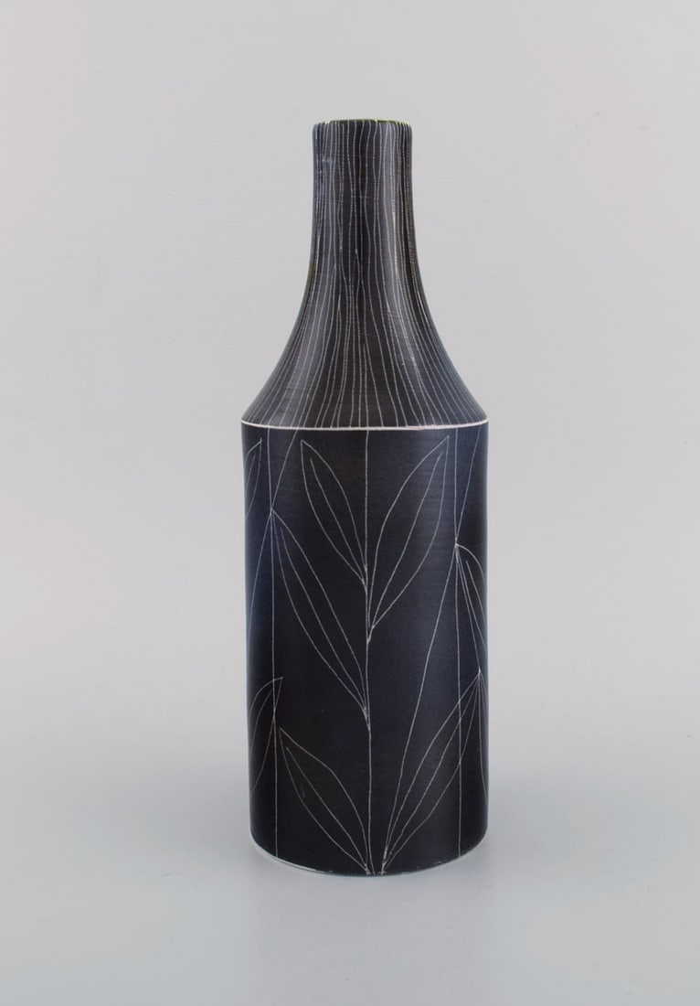 Mari Simmulson (1911-2000) for Upsala-Ekeby. Vase in glazed stoneware decorated with foliage. Model: Mari Simmulson (1911-2000) for Upsala-Ekeby. Vase in glazed stoneware decorated with foliage. Model number 4283. Mid 20th century. Measures: 29.5 x 10.3 cm. In excellent condition. Stamped. Reserve: $