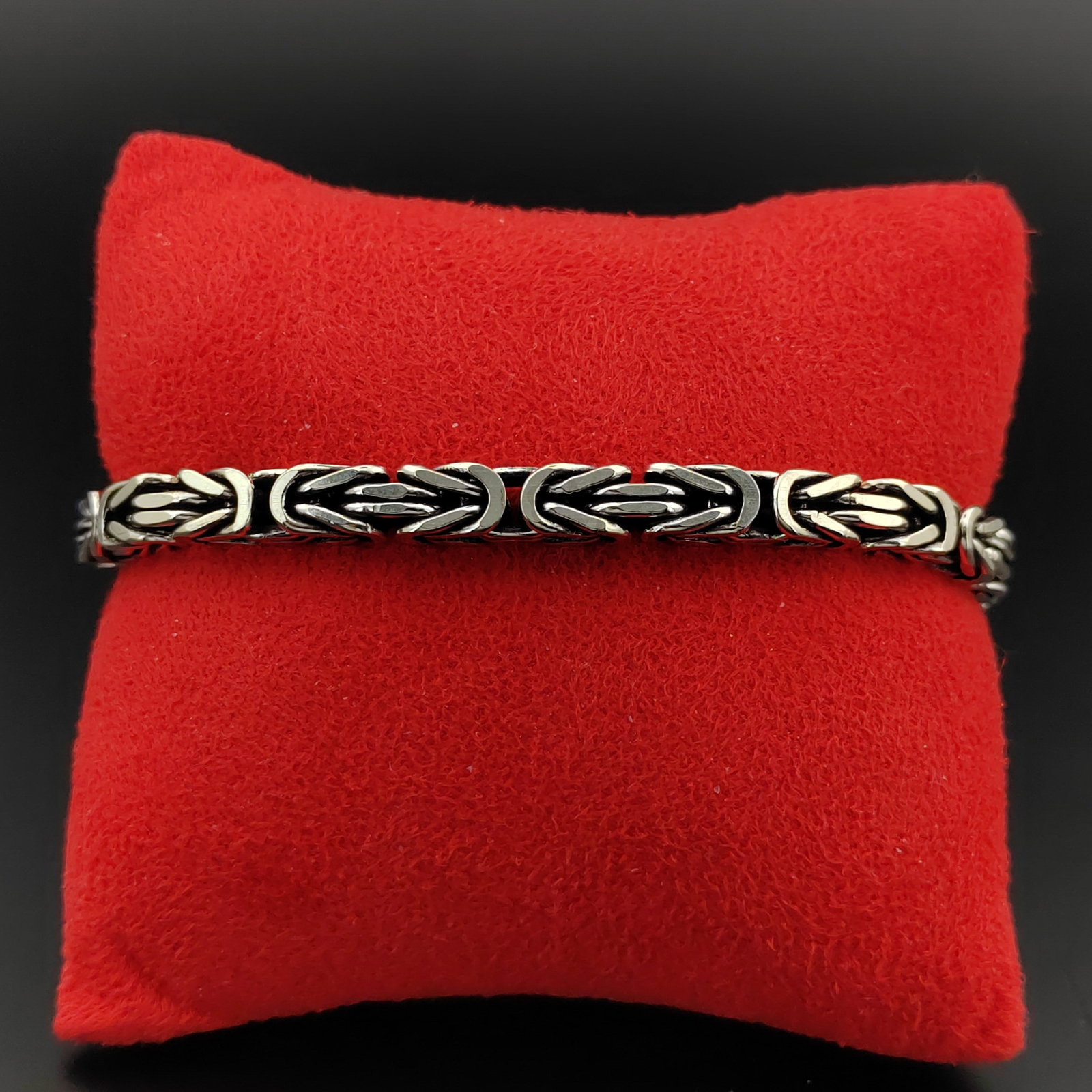 925 Silver Byzanthine King's Men Bracelet: Title: 925 Silver Byzanthine King's Men Bracelet Description: 925 Sterling Silver Byzanthine Square Bracelet -Condition:New -Weight and Size:37g/8.46 in(21.5cm) Byzantine King's Chain, Koningsketen, K